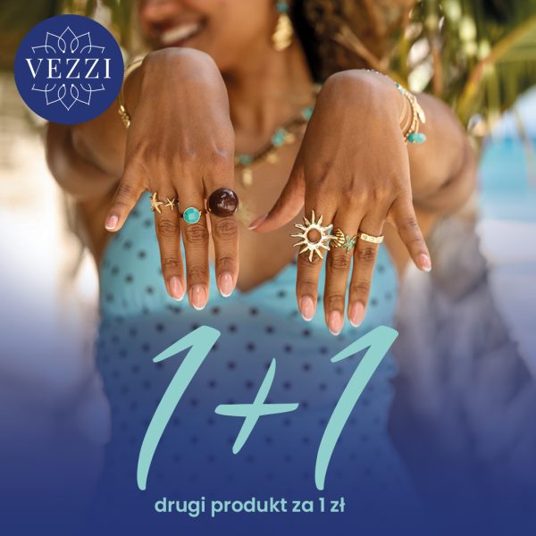 Grafika reklamowa marki Vezzi informuje o promocji „1+1 drugi produkt za 1 zł”. Zdjęcie przedstawia dłonie kobiety eksponujące różnorodne pierścionki, w tym z motywami słońca, gwiazdek oraz kamieni naturalnych, na tle niebieskiego stroju kąpielowego i egzotycznej roślinności.