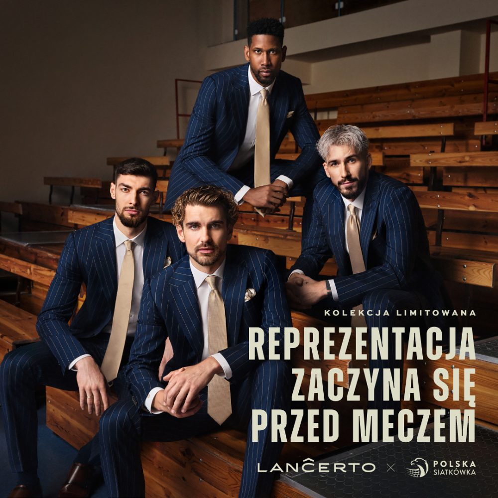 Kwadratowe zdjęcie promocyjne marki Lancerto przedstawiające czterech polskich siatkarzy reprezentacji na drewnianych trybunach hali sportowej. Wszyscy zawodnicy ubrani są w granatowe garnitury w delikatny jasny prążek, białe koszule oraz beżowe krawaty i poszetki. W prawym dolnym rogu znajduje się jasny napis KOLEKCJA LIMITOWANA REPREZENTACJA ZACZYNA SIĘ PRZED MECZEM oraz logo LANCERTO x POLSKA SIATKÓWKA.