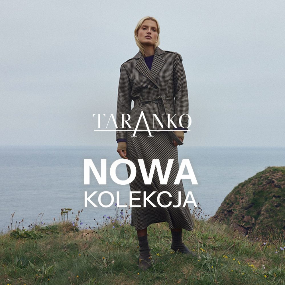 Kwadratowe zdjęcie wizerunkowe marki Taranko przedstawiające blond modelkę w długim, dwurzędowym płaszczu w kratkę standing na trawiastym klifie nad morzem. Na środku umieszczono białe logo TARANKO oraz duży biały napis NOWA KOLEKCJA.