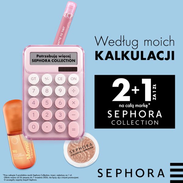 Kwadratowa grafika promocyjna perfumerii Sephora na błękitnym tle. Po lewej stronie widać różowy kalkulator z napisem Potrzebuję więcej SEPHORA COLLECTION na wyświetlaczu, różowy błyszczyk, mgiełkę zapachową oraz rozświetlacz. Po prawej stronie w czarnym prostokącie znajduje się duży biały napis 2+1 ZA 1 ZŁ na całą markę SEPHORA COLLECTION oraz czarne logo SEPHORA na dole.