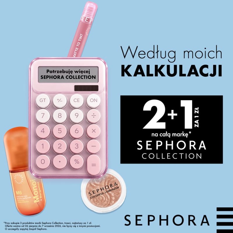 Kwadratowa grafika promocyjna perfumerii Sephora na błękitnym tle. Po lewej stronie widać różowy kalkulator z napisem Potrzebuję więcej SEPHORA COLLECTION na wyświetlaczu, różowy błyszczyk, mgiełkę zapachową oraz rozświetlacz. Po prawej stronie w czarnym prostokącie znajduje się duży biały napis 2+1 ZA 1 ZŁ na całą markę SEPHORA COLLECTION oraz czarne logo SEPHORA na dole.