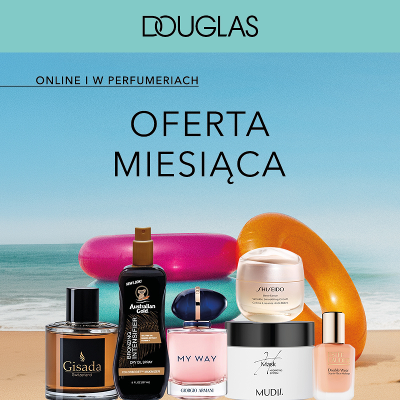 Grafika promocyjna marki Douglas z napisem „OFERTA MIESIĄCA” przedstawia wybrane kosmetyki oraz perfumy znanych marek ułożone na tle plaży i morza. Wśród produktów znajdują się m.in. zapachy Gisada i My Way Giorgio Armani, krem Shiseido oraz podkład Estée Lauder.