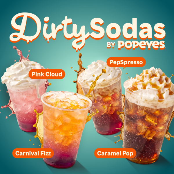 Kwadratowa grafika promocyjna marki Popeyes na turkusowym tlocie z pęknięciami płynu. Na zdjęciu przedstawiono cztery przezroczyste kubki z napojami z lodem i bitą śmietaną z pomarańczowymi etykietami smaków: Pink Cloud, Carnival Fizz, PepSpresso oraz Caramel Pop. U góry duży stylizowany napis Dirty Sodas BY POPEYES.