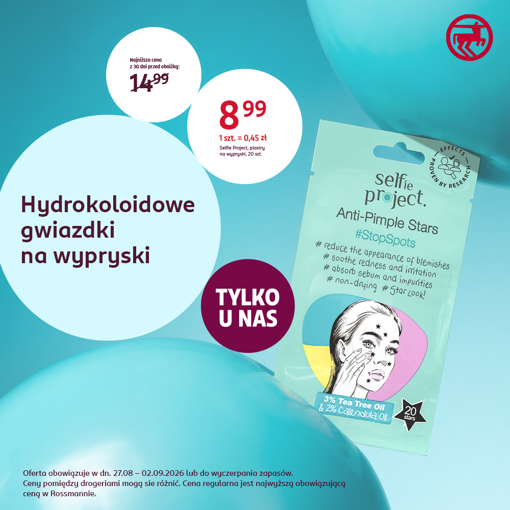 Kwadratowa grafika promocyjna marki Rossmann w błękitnej tonacji z trójwymiarowymi kulami. Po prawej stronie widoczne opakowanie plastrów Selfie Project Anti-Pimple Stars 20 sztuk oraz czerwone okrągłe logo Rossmann z centaurem. Po lewej stronie białe koła z napisami Hydrokoloidowe gwiazdki na wypryski, cena promocyjna 8,99 zł oraz najniższa cena z 30 dni przed obniżką 14,99 zł. W centrum bordowe kółko z tekstem TYLKO U NAS. Na dole informacja o dacie trwania promocji 27.08-02.09.2026.