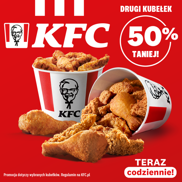 Grafika promocyjna sieci KFC przedstawia dwa kubełki wypełnione kawałkami chrupiącego kurczaka na czerwonym tle. Na obrazie umieszczono logo marki oraz informację o promocji „DRUGI KUBEŁEK 50% TANIEJ! TERAZ codziennie!”.