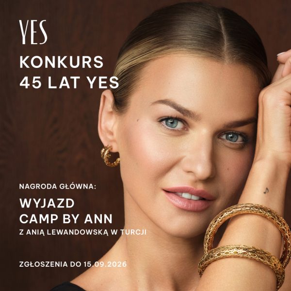 Grafika promocyjna marki YES z okazji konkursu „45 LAT YES”. Na zdjęciu widnieje Anna Lewandowska nosząca złotą biżuterię (kolczyki i bransoletki). Obok umieszczono napis o nagrodzie głównej: wyjazd na Camp by Ann z Anią Lewandowską w Turcji, z datą zgłoszeń do 15.09.2026.