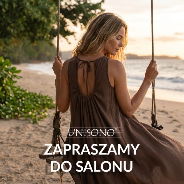 Zdjęcie przedstawia kobietę z długimi, blond włosami, siedzącą na huśtawce na piaszczystej plaży o zachodzie słońca. Ma na sobie zwiewną, brązową sukienkę bez rękawów z odkrytymi plecami i wiązaniem przy dekolcie, a na dole widnieje napis „UNISONO ZAPRASZAMY DO SALONU”.