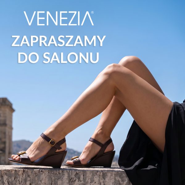 Zdjęcie przedstawia ujęcie na nogi kobiety w ciemnobrązowych sandałach na koturnie z ozdobnymi klamrami. W tle widoczne jest bezchmurne, niebieskie niebo oraz napis promocyjny „VENEZIA ZAPRASZAMY DO SALONU”.
