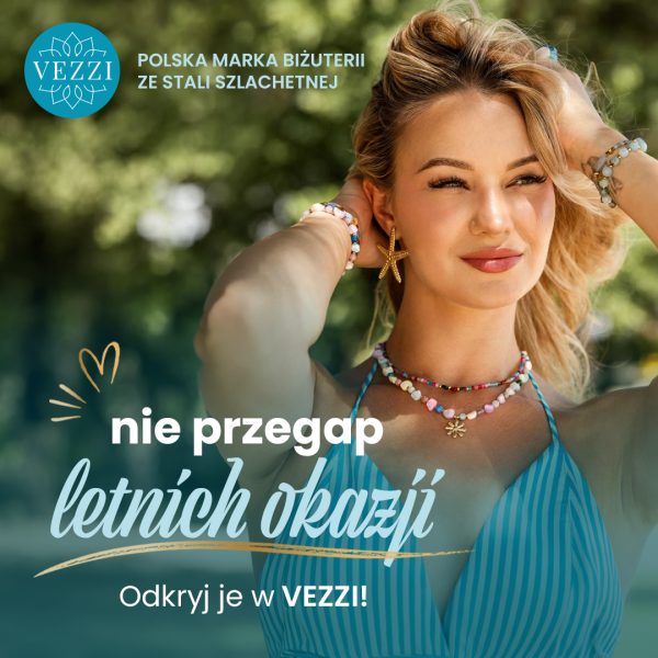Zdjęcie promocyjne marki Vezzi przedstawia uśmiechniętą kobietę na tle zieleni, noszącą letnią biżuterię ze stali szlachetnej – m.in. kolczyki w kształcie rozgwiazdy, kolorowe naszyjniki i bransoletki. Na grafice umieszczono niebieskie logo marki oraz napis zachęcający do odkrycia letnich okazji: „nie przegap letnich okazji. Odkryj je w VEZZI!”.