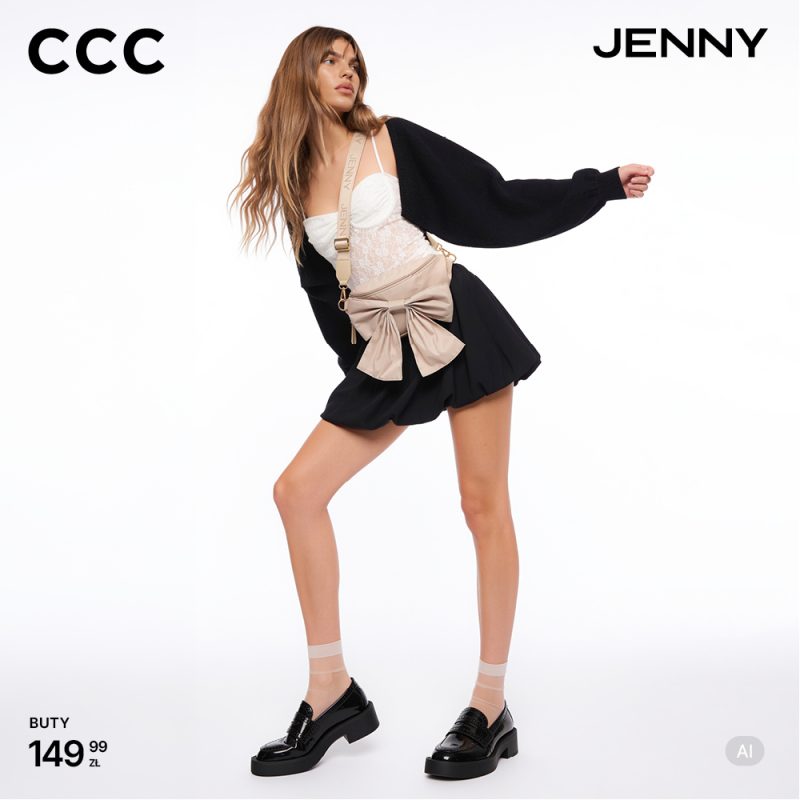 Zdjęcie wizerunkowe nowej kolekcji marki Jenny dostępnej w salonach CCC. Modelka w białym gorsecie, czarnej spódnicy, narzutce oraz z beżową torebką z ozdobną kokardą prezentuje czarne, lakierowane loafersy na grubej podeszwie w cenie 149,99 zł. W górnych rogach grafiki znajdują się logo „CCC” oraz „JENNY”, w lewym dolnym rogu podana jest cena obuwia, a w prawym dolnym oznaczenie „AI”.