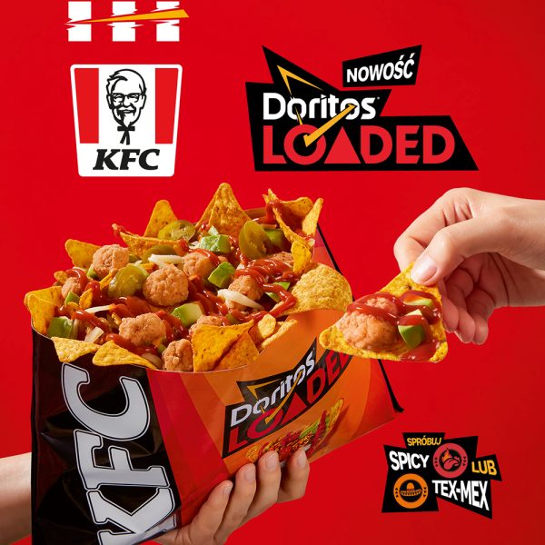 Kwadratowa czerwona grafika promocyjna KFC przedstawiająca paczkę Doritos Loaded trzymaną w dłoniach. Z otwartej paczki wystają trójkątne nachosy Doritos, kulki Popcorn Chicken, plasterki jalapeño, kawałki awokado oraz czerwony sos. W prawym górnym rogu znajduje się czarno-czerwone logo NOWOŚĆ Doritos LOADED, obok klasyczne logo KFC, a w prawym dolnym rogu znaczek SPRÓBUJ SPICY LUB TEX-MEX.