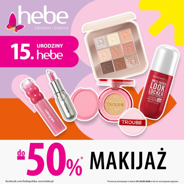 Kwadratowa, pastelowa grafika promocyjna marki Hebe. Na jasnofioletowym i pomarańczowym tle przedstawiono zestaw kosmetyków do makijażu: różowy błyszczyk Colorgram, pomadkę Kiko Milano, różową paletę cieni, podkład w poduszeczce Trouble oraz czerwony spray utwalający Rimmel Look Locker. W lewym dolnym rogu umieszczono białe logo Hebe z motylkiem i napisem zdrowie i piękno.