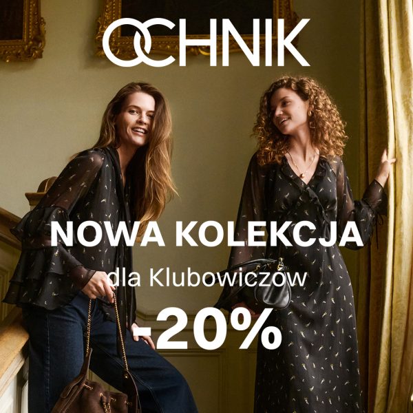 Kwadratowe zdjęcie reklamowe nowej kolekcji marki OCHNIK. We wnętrzu z zasłonami pozują dwie uśmiechnięte kobiety: po lewej w ciemnej wzorzystej koszuli i ciemnych spodniach trzymająca brązową torebkę, po prawej w kręconych włosach i dłogiej ciemnej sukience. Na samej górze umieszczono logo OCHNIK, a poniżej napis NOWA KOLEKCJA dla Klubowiczów -20%.