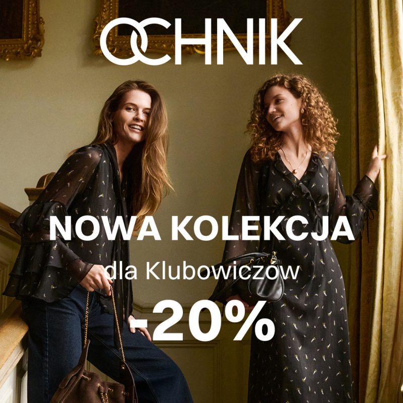 Kwadratowe zdjęcie reklamowe nowej kolekcji marki OCHNIK. We wnętrzu z zasłonami pozują dwie uśmiechnięte kobiety: po lewej w ciemnej wzorzystej koszuli i ciemnych spodniach trzymająca brązową torebkę, po prawej w kręconych włosach i dłogiej ciemnej sukience. Na samej górze umieszczono logo OCHNIK, a poniżej napis NOWA KOLEKCJA dla Klubowiczów -20%.