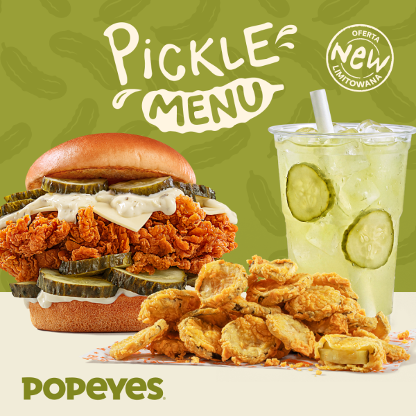 Kwadratowa zielona grafika promocyjna marki Popeyes z tłem w jasnozielone ogórki. Na środku widnieje biały napis Pickle MENU oraz znaczek NEW OFERTA LIMITOWANA. Na zdjęciu przedstawiono zestaw dań: po lewej duży burger z soczystym kurczakiem w panierce, roztopionym serem, sosem i licznymi plastrami zielonych pikli, z przodu stos panierowanych i usmażonych krążków z pikli, a po prawej przezroczysty kubek z napojem z lodem i plastrami ogórka. W lewym dolnym rogu umieszczono oliwkowe logo POPEYES.