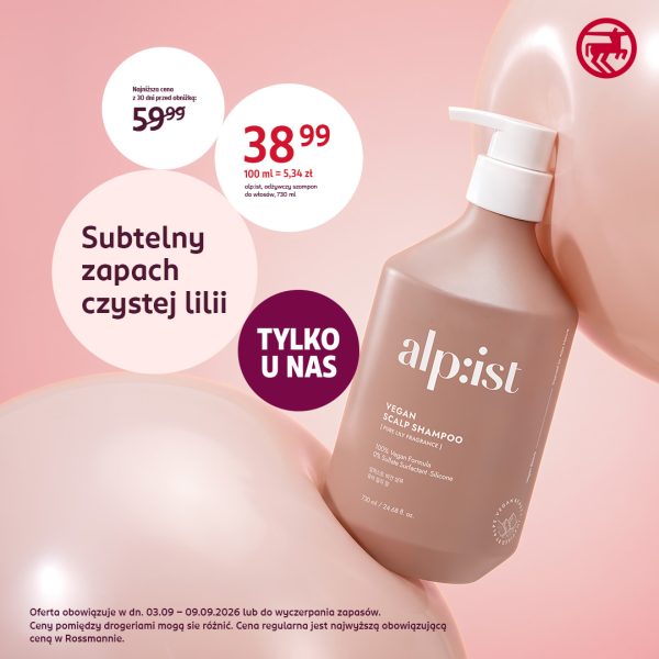 Estetyczna kwadratowa grafika reklamowa marki Rossmann. Na beżowo-różowym tle widnieje duża butelka beżowego szamponu z pompką alp:ist VEGAN SCALP SHAMPOO PURE LILY FRAGRANCE o pojemności 730 ml. Po lewej stronie umieszczono białe koła z napisami: Subtelny zapach czystej lilii, promocyjną ceną 38,99 zł oraz małym kołem z najniższą ceną z 30 dni 59,99 zł. W fioletowym kółku znajduje się napis TYLKO U NAS, a w prawym górnym rogu czerwone logo Rossmanna.