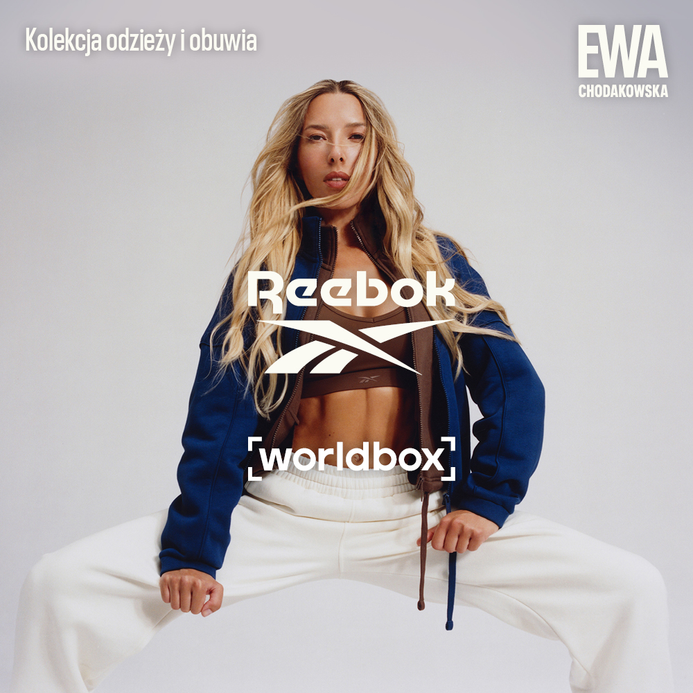 Kwadratowa grafika reklamowa marki WORLDBOX przedstawiająca Ewę Chodakowską w sportowej stylizacji. Modelka ma długie blond włosy i pozuje w brązowym topie, rozpiętej granatowej bluzie dresowej oraz jasnych waniliowych spodniach dresowych. W lewym górnym rogu znajduje się biały napis Kolekcja odzieży i obuwia, w prawym górnym logo EWA CHODAKOWSKA, a w centrum grafiki nałożone na siebie białe logo marki Reebok oraz fioletowo-białe logo WORLDBOX.