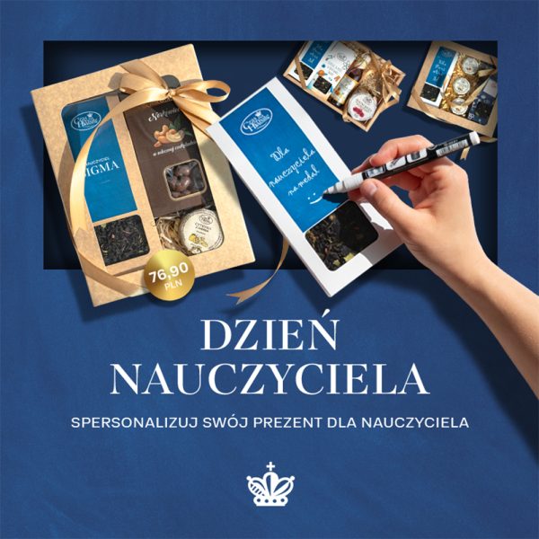 Grafika promocyjna marki Czas na Herbata z okazji Dnia Nauczyciela z hasłem „Spersonalizuj swój prezent dla nauczyciela”. Na niebieskim tle zaprezentowano eleganckie zestawy prezentowe z herbatą i słodyczami w drewnianych pudełkach. Ręka trzymająca biały marker dopisuje dedykację na jednym z opakowań. Na jednym z zestawów widoczna jest cena 76,90 PLN.