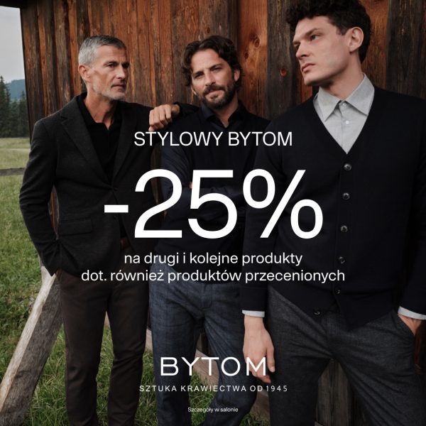 Kwadratowa grafika reklamowa marki Bytom przedstawiająca trzech mężczyzn w eleganckich stylizacjach (marynarka, koszula, sweter) na tle drewnianej chaty i górskiego krajobrazu. Na środku widnieje biały napis STYLOWY BYTOM -25% na drugi i kolejne produkty dot. również produktów przecenionych oraz logo BYTOM SZTUKA KRAWIECTWA OD 1945.