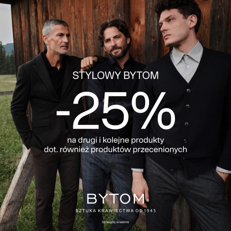 Kwadratowa grafika reklamowa marki Bytom przedstawiająca trzech mężczyzn w eleganckich stylizacjach (marynarka, koszula, sweter) na tle drewnianej chaty i górskiego krajobrazu. Na środku widnieje biały napis STYLOWY BYTOM -25% na drugi i kolejne produkty dot. również produktów przecenionych oraz logo BYTOM SZTUKA KRAWIECTWA OD 1945.