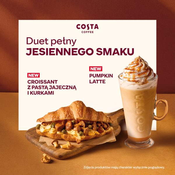 Pionowa grafika promocyjna marki Costa Coffee utrzymana w jesiennej, ciepłej, brązowo-beżowej kolorystyce. Po lewej stronie umieszczono wysoką przezroczystą szklankę z kawą Pumpkin Latte przykrytą puszystą bitą śmietaną i posypaną korzennymi przyprawami. Przed nią na drewnianej desce leży rumiany croissant wypełniony pastą jajeczną i grzybami kurkami. W tle widnieje jasny prostokąt z logo COSTA COFFEE oraz napisami Duet pełny JESIENNEGO SMAKU, NEW PUMPKIN LATTE i NEW CROISSANT Z PASTĄ JAJECZNĄ I KURKAMI.