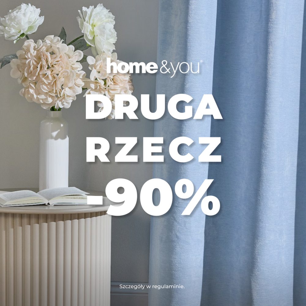 Kwadratowa grafika promocyjna marki home&you. Przedstawia jasnoniebieską zasłonę oraz stoliczek wazą z białymi peoniami i otwartą książką. W centralnej części umieszczono biały napis home&you DRUGA RZECZ -90%, a na dole drobnym drukiem Szczegóły w regulaminie.