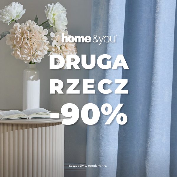Kwadratowa grafika promocyjna marki home&you. Przedstawia jasnoniebieską zasłonę oraz stoliczek wazą z białymi peoniami i otwartą książką. W centralnej części umieszczono biały napis home&you DRUGA RZECZ -90%, a na dole drobnym drukiem Szczegóły w regulaminie.