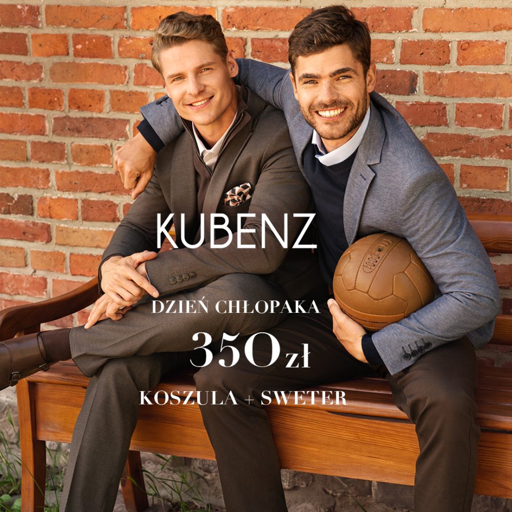 Dwóch uśmiechniętych mężczyzn w eleganckich marynarkach i swetrach z retrospektywną piłką na tle ceglanej ściany w banerze promocyjnym Kubenz na Dzień Chłopaka w CH Galaxy Szczecin