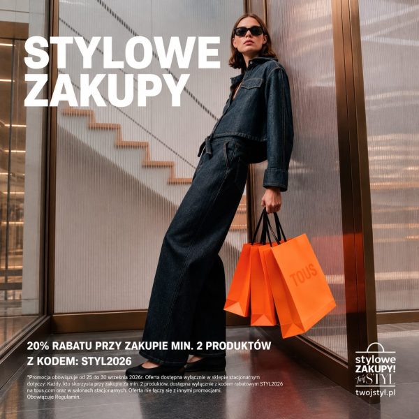 Kobieta w jeansowym komplecie z pomarańczowymi torbami zakupowymi marki TOUS na tle grafiki promocyjnej Stylowe Zakupy w CH Galaxy Szczecin