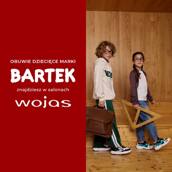 Grafika promocyjna informująca, że obuwie dziecięce marki Bartek znajdziesz w salonach Wojas. Na czerwonym tle po lewej stronie widoczne są białe napisy z nazwami marek. Po prawej stronie, na tle drewnianej ściany, stoi dwójka dzieci w okularach i swobodnych strojach, trzymająca szkolne akcesoria oraz prezentująca sportowe buty.