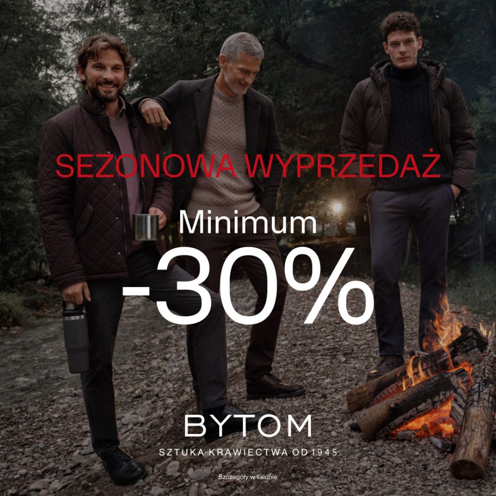 Grafika promocyjna marki Bytom informująca o sezonowej wyprzedaży. W lewym dolnym rogu znajduje się logo marki „BYTOM SZTUKA KRAWIECTWA OD 1945”. Na zdjęciu w plenerze, w pobliżu ogniska w lesie, stoi trójka eleganckich mężczyzn w jesiennych ubraniach, takich jak pikowane kurtki, swetry i spodnie. W centralnej części umieszczono czerwony napis „SEZONOWA WYPRZEDAŻ”, wielki biały tekst „Minimum -30%” oraz informację u dołu „Szczegóły w salonie”.