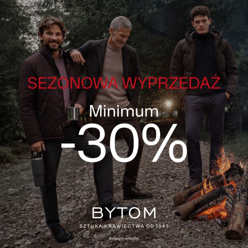 Grafika promocyjna marki Bytom informująca o sezonowej wyprzedaży. W lewym dolnym rogu znajduje się logo marki „BYTOM SZTUKA KRAWIECTWA OD 1945”. Na zdjęciu w plenerze, w pobliżu ogniska w lesie, stoi trójka eleganckich mężczyzn w jesiennych ubraniach, takich jak pikowane kurtki, swetry i spodnie. W centralnej części umieszczono czerwony napis „SEZONOWA WYPRZEDAŻ”, wielki biały tekst „Minimum -30%” oraz informację u dołu „Szczegóły w salonie”.
