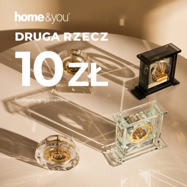 Eleganckie szklane zegary i dekoracje na szklanym stole z logo home&you oraz napisem Druga rzecz za 10 zł w CH Galaxy w Szczecinie