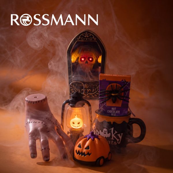 Dekoracje na Halloween w tym dynia na kółkach, lampion w kształcie duszka, kubek z gorącą czekoladą i sztuczna ręka w dymie z logo Rossmann w CH Galaxy w Szczecinie