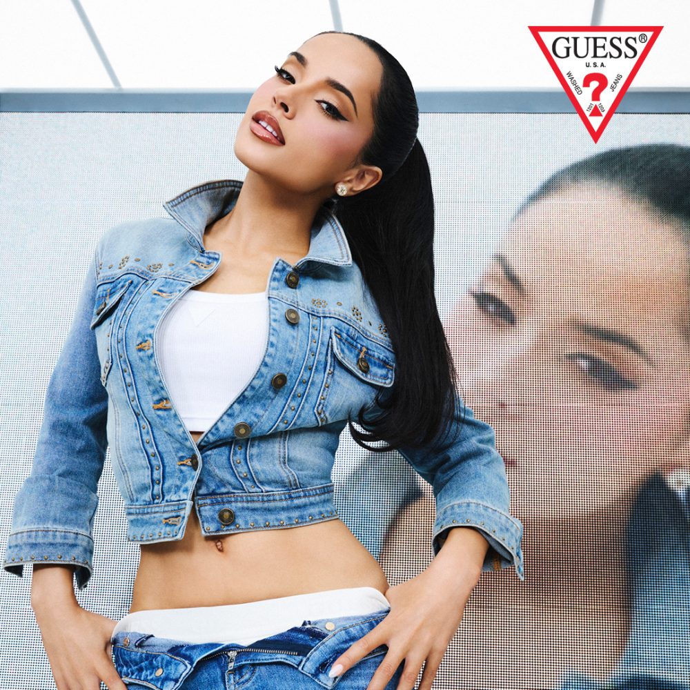 Modelka w krótkiej jeansowej kurtce i jeansach THE B JEAN z logo marki GUESS w promującej nową kolekcję grafice dla CH Galaxy w Szczecinie