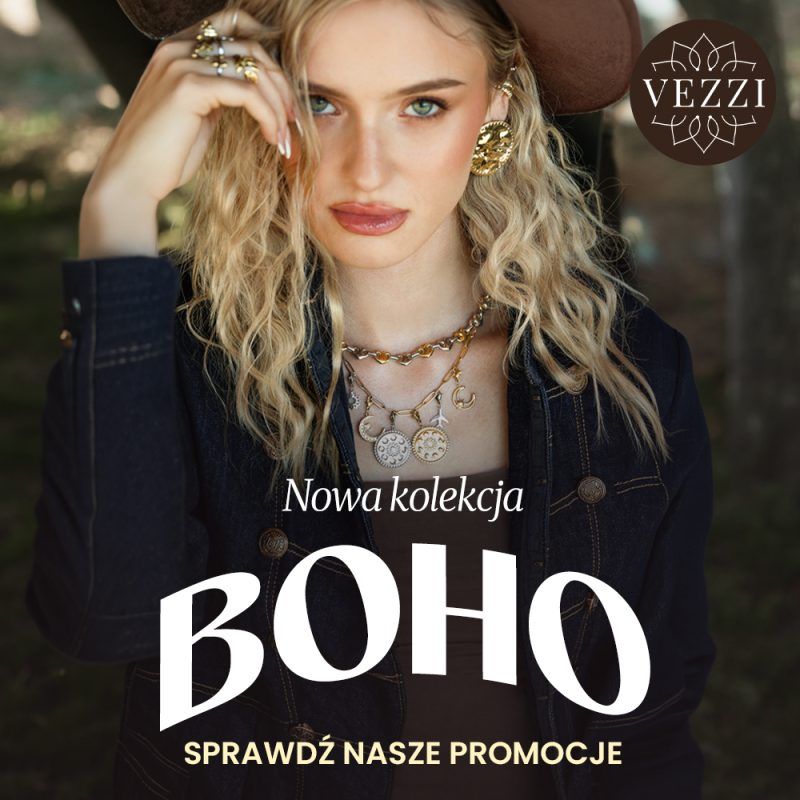 Blondynka w kapeluszu i jeansowej kurtce prezentująca złotą biżuterię, naszyjniki i pierścionki z napisami Nowa kolekcja BOHO dla stoiska VEZZI w CH Galaxy w Szczecinie