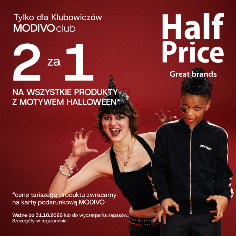 Pozująca kobieta w czapce czarownicy i dziecko w miniaturowym cylindrze robiący straszne miny na bordowym tle z napisem 2 za 1 na wszystkie produkty z motywem Halloween w HalfPrice w CH Galaxy Szczecin