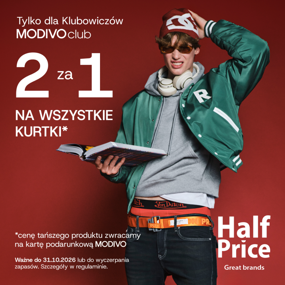 Młody mężczyzna w zielonej bejsbolówce i okularach na czerwonym tle z napisem 2 za 1 na wszystkie kurtki w HalfPrice w CH Galaxy w Szczecinie