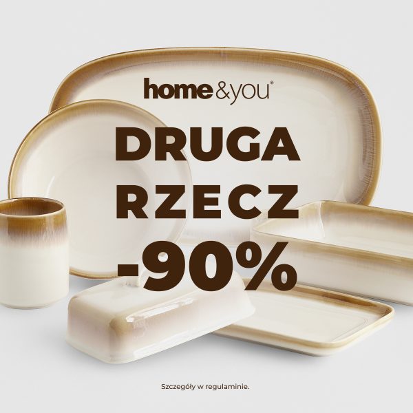 Jasna ceramika kuchenna, w tym półmiski, kubek i maselnica w odcieniach beżu i brązu z napisem Druga Rzecz -90% na plakacie home and you w CH Galaxy Szczecin
