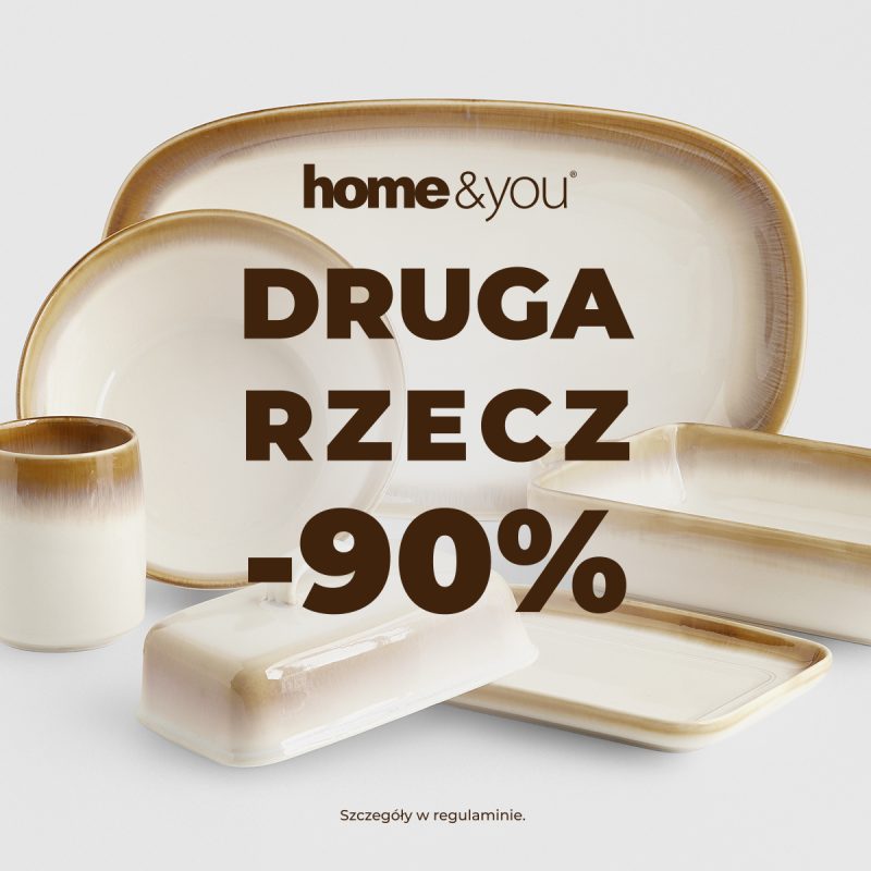 Jasna ceramika kuchenna, w tym półmiski, kubek i maselnica w odcieniach beżu i brązu z napisem Druga Rzecz -90% na plakacie home and you w CH Galaxy Szczecin