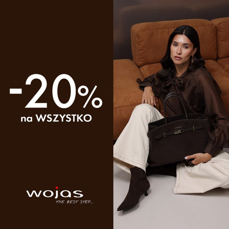 Elegancka modelka siedząca na brązowej kanapie prezentująca skórzaną torbę i obuwie marki WOJAS na brązowym tle z informacją o rabacie -20% na wszystko w CH Galaxy w Szczecinie