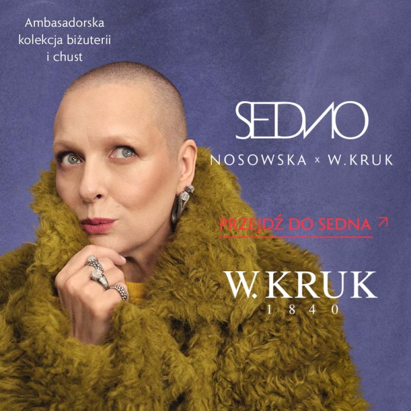 Katarzyna Nosowska w futrzanym okryciu w kolorze oliwkowym, z masywnymi srebrnymi pierścionkami i kolczykiem z kolekcji SEDNO, na fioletowym tle z logo W.KRUK