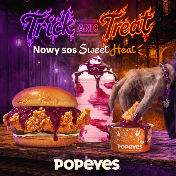 Grafika promocyjna sieci Popeyes z okazji Hallowen prezentująca nowy sos Sweet Heat. Na mrocznym, fioletowym tle z motywem ulicy i latarni umieszczono neonowy napis „Trick AND Treat” oraz tekst „Nowy sos Sweet Heat”. W centralnej części widoczny jest duży burger z panierowanym kurczakiem oblanym ciemnym sosem, koktajl z polewą oraz ręka wampira z fioletową bransoletką, która moczy strips w małym kubeczku z logo marki Popeyes. W dolnej części grafiki znajduje się białe logo „POPEYES”.